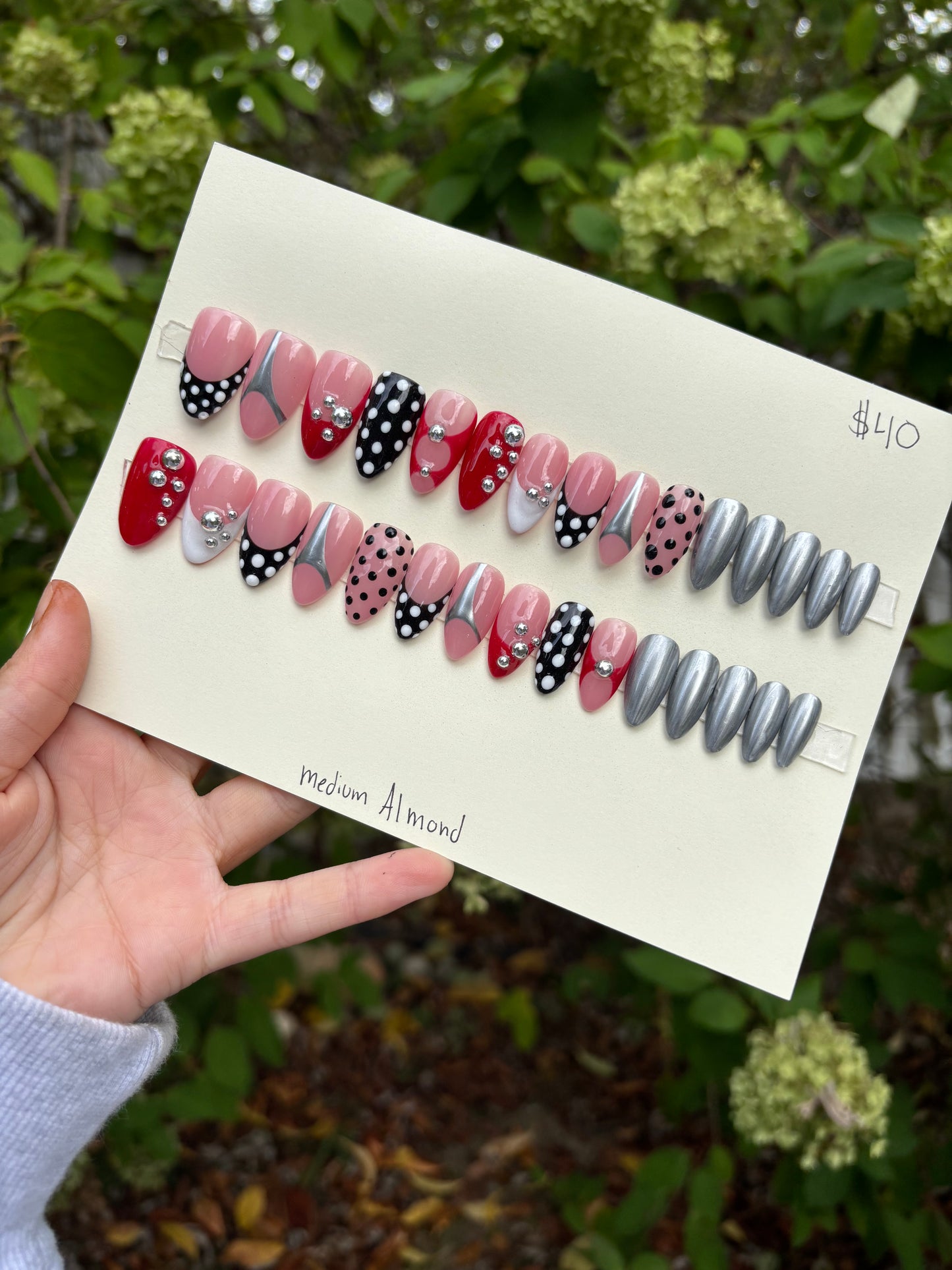 ❤️🩶⚫️⚪️ medium almond