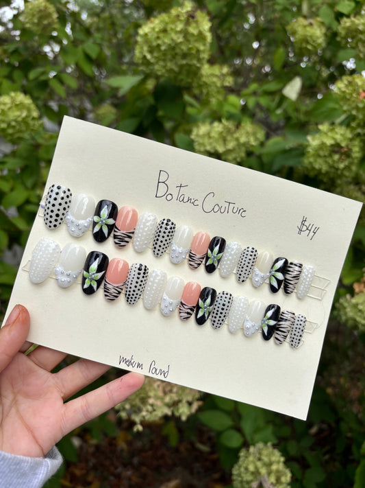 Botanic couture 🤍🌿⚫️ medium round